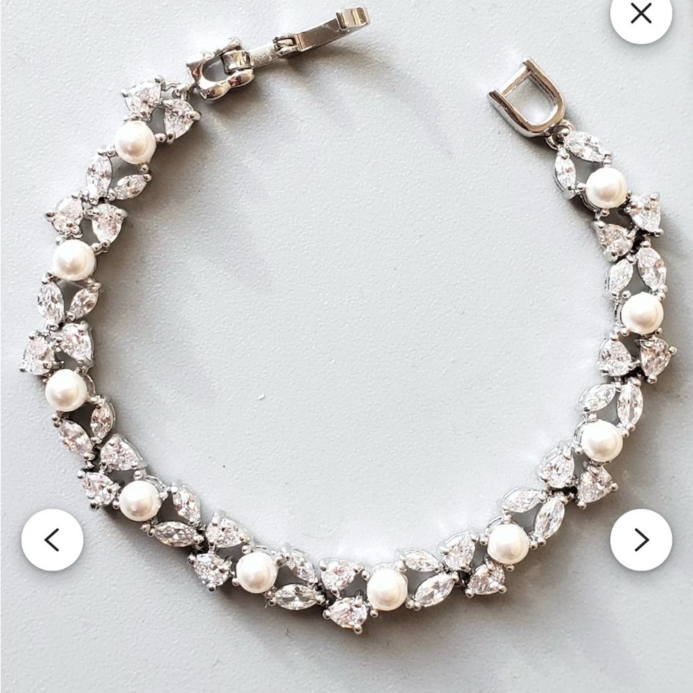 Elegant Silver and Pearl Bracelet